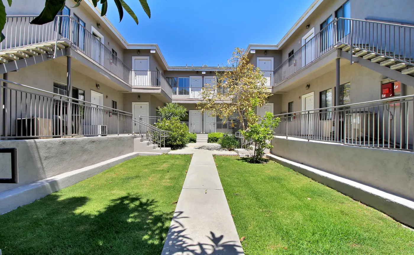 1227 21st St, a two-story courtyard apartment building in Santa Monica