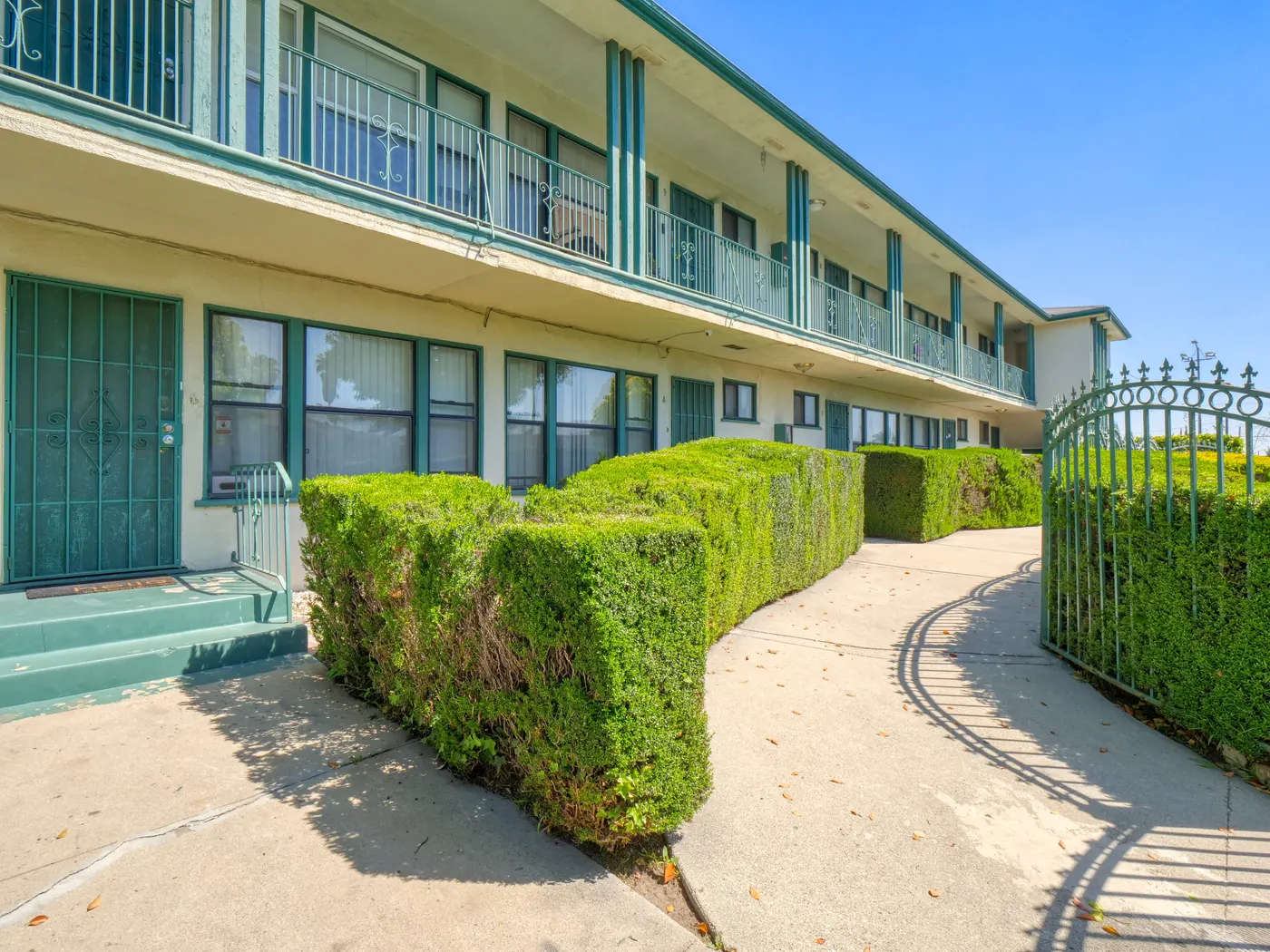 3601 W 59th St, a two-story courtyard apartment building in Hyde Park, Los Angeles