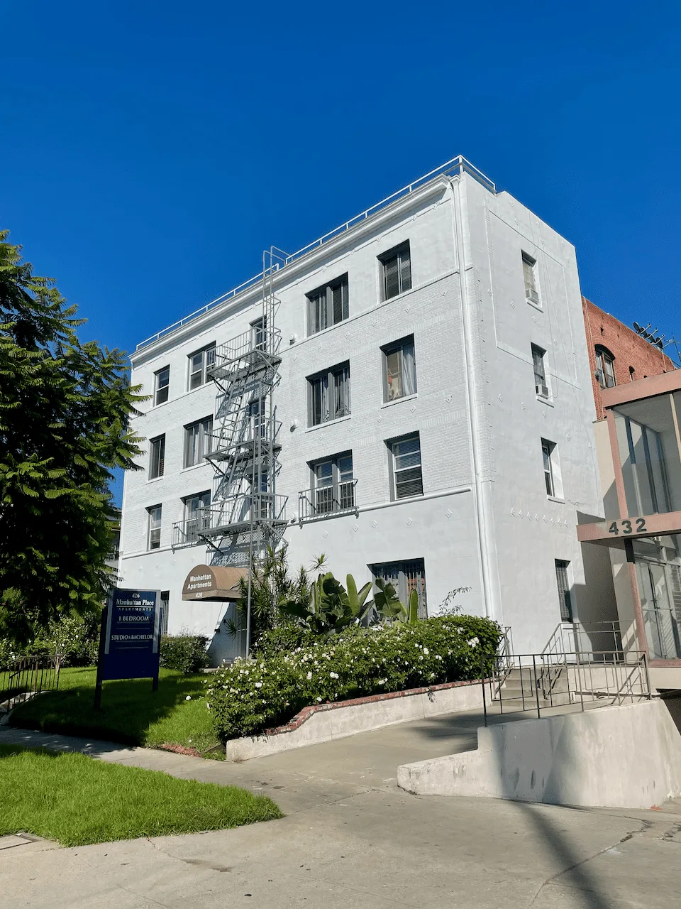 426 S Manhattan Pl, a four-story 1920s apartment building in Koreatown, Los Angeles