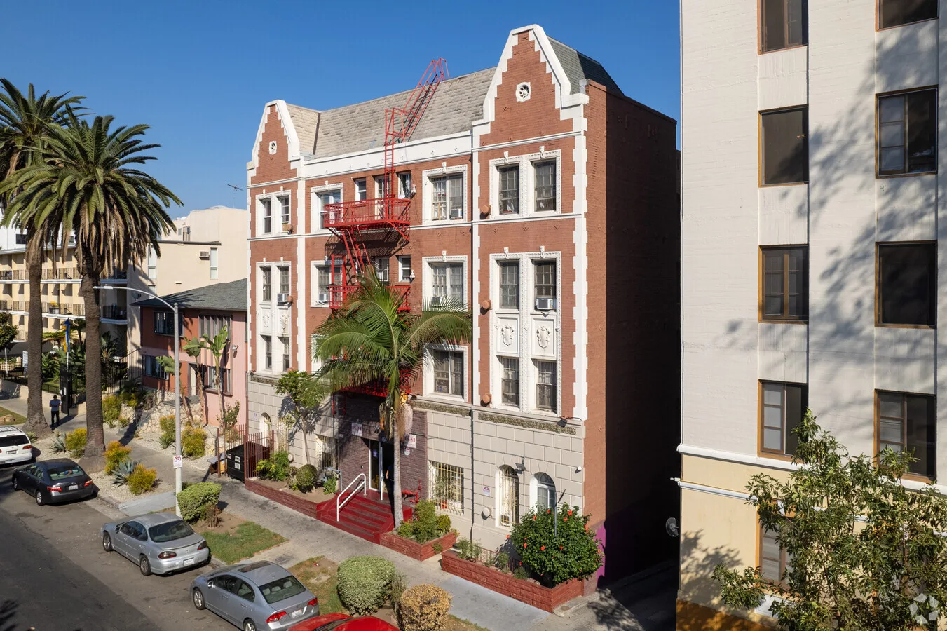454 S Catalina St, a four-story brick apartment building in Koreatown, Los Angeles